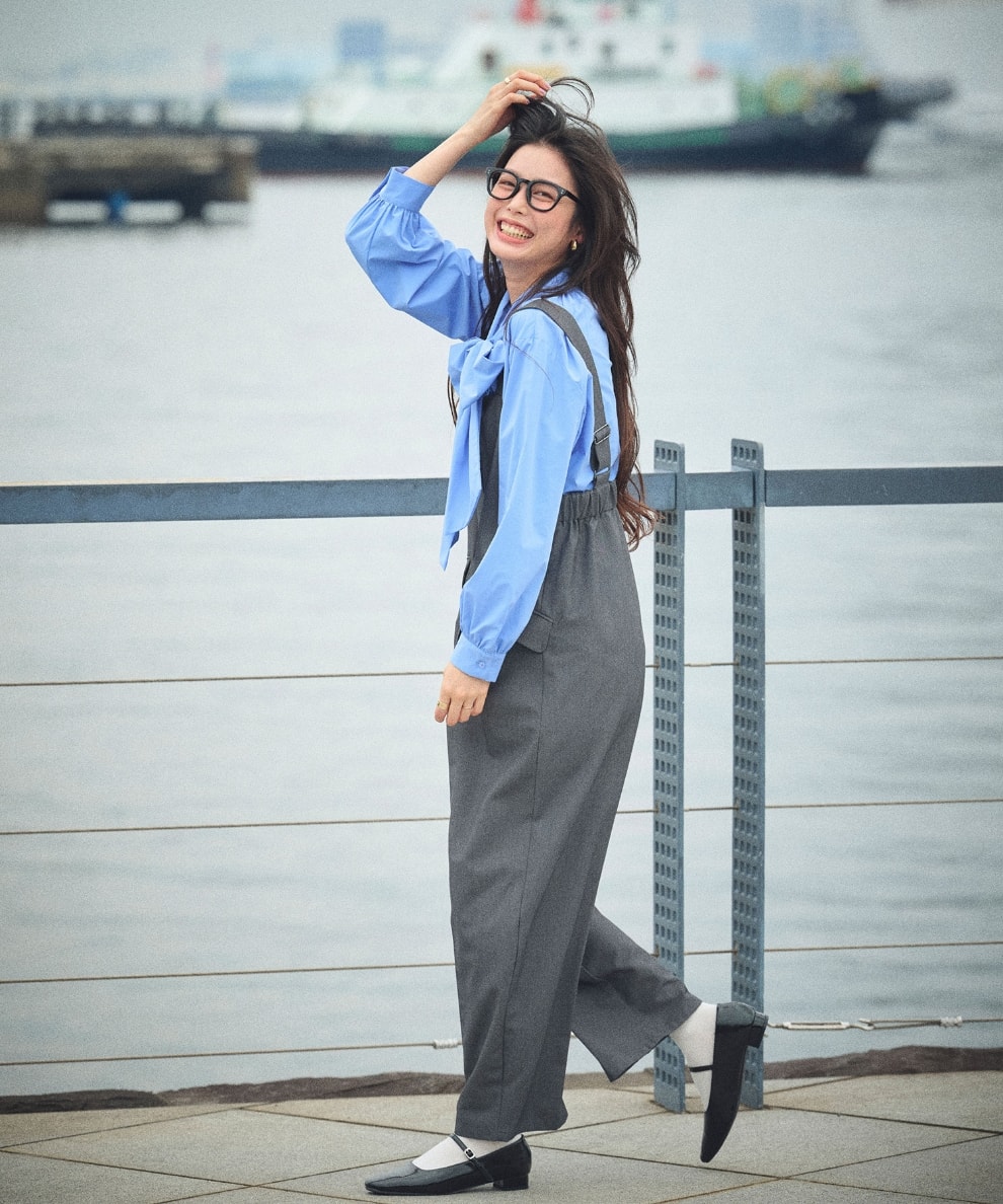 《シワになりにくい》リボンボウタイボリュームシャツと《シワになりにくい》サマ美え リラックスオールインワンを着用した女性２