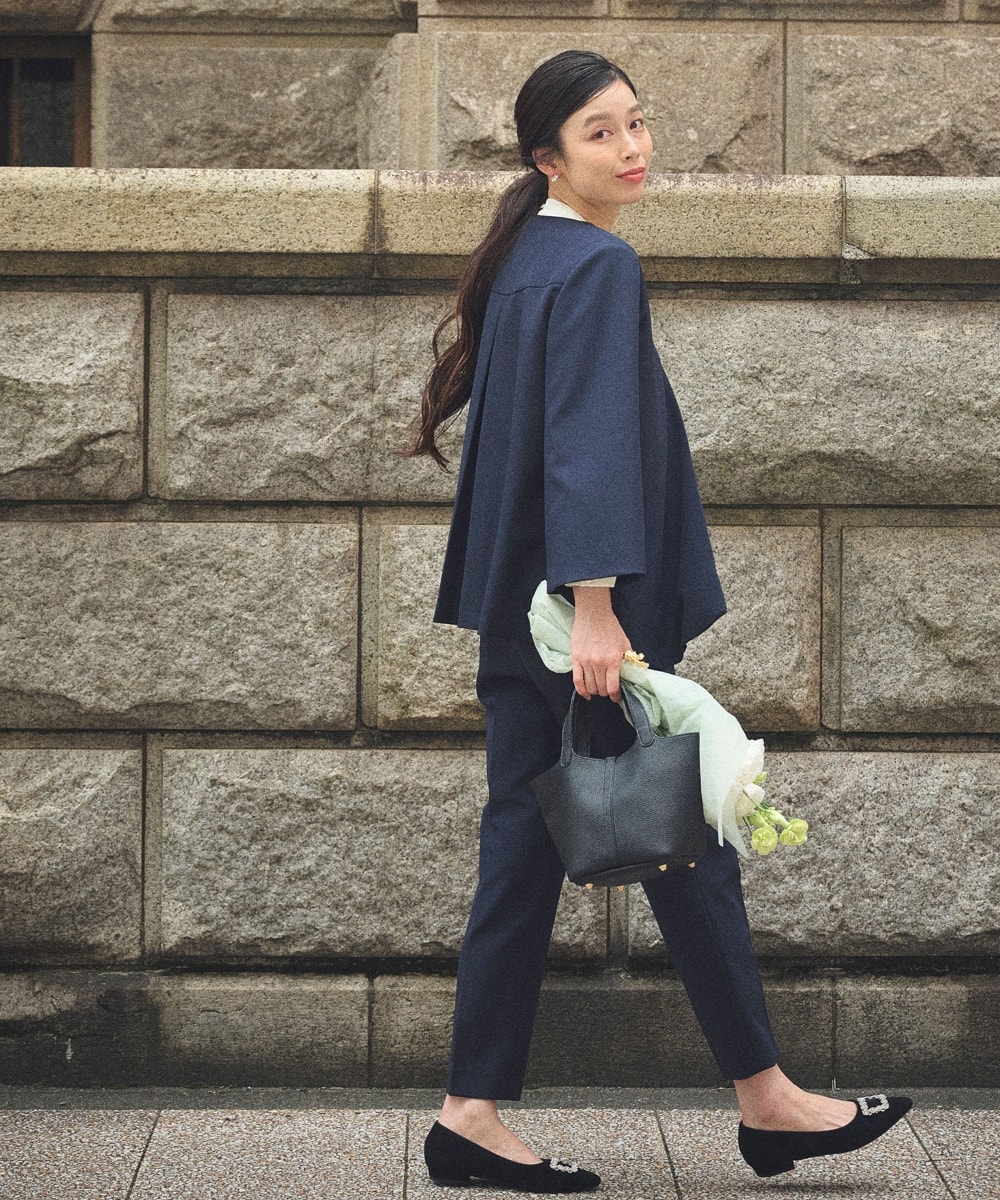 《洗える・シワになりにくい》正解Aラインフレアジャケットと《洗える・シワになりにくい》正解テーパードパンツと《シワになりにくい》シルキーサテンパールボウタイブラウスを着用している女性２