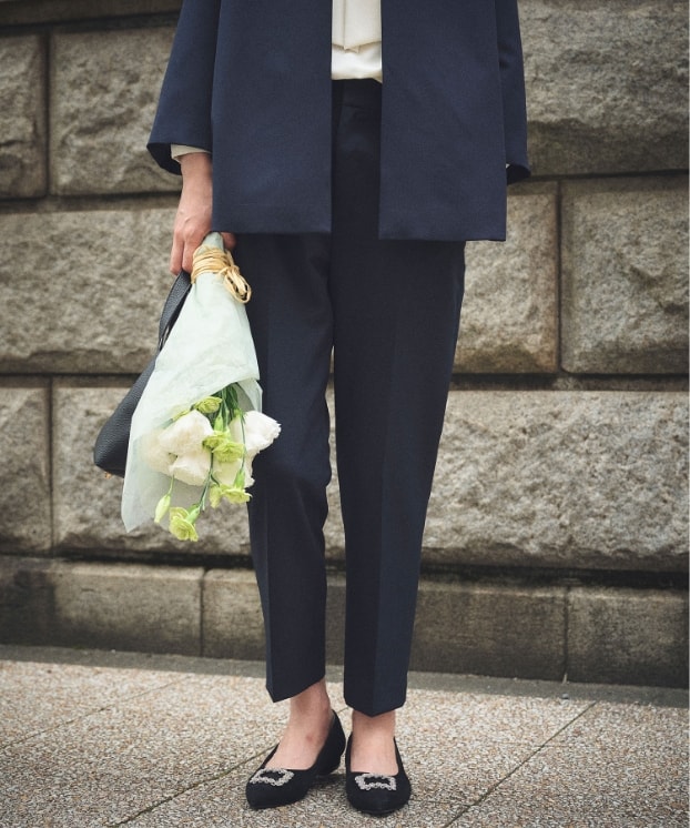 《洗える・シワになりにくい》正解Aラインフレアジャケットと《洗える・シワになりにくい》正解テーパードパンツと《シワになりにくい》シルキーサテンパールボウタイブラウスを着用している女性４