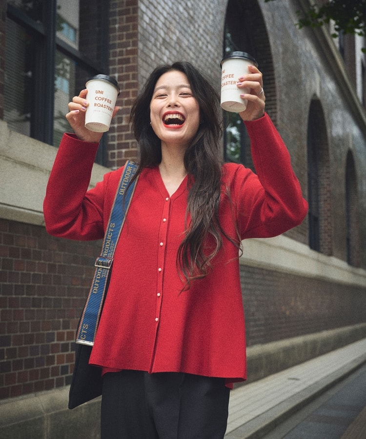 《洗える》サマ美え マシュマロミラノAラインペプラムカーディガンと《シワになりにくい》サマ美えセンタープレスストレートパンツを着用している女性１