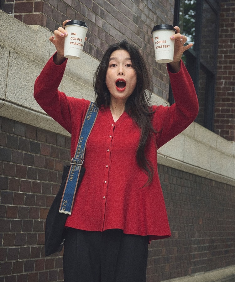 《洗える》サマ美え マシュマロミラノAラインペプラムカーディガンと《シワになりにくい》サマ美えセンタープレスストレートパンツを着用している女性２