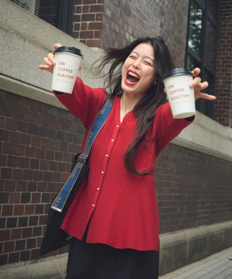 《洗える》サマ美え マシュマロミラノAラインペプラムカーディガンと《シワになりにくい》サマ美えセンタープレスストレートパンツを着用している女性３