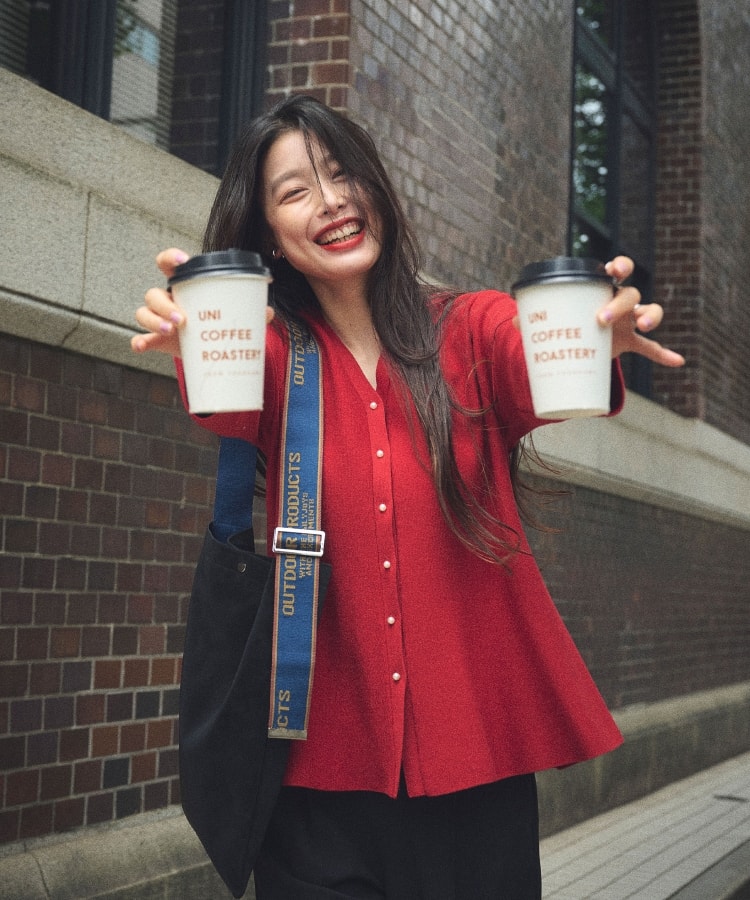 《洗える》サマ美え マシュマロミラノAラインペプラムカーディガンと《シワになりにくい》サマ美えセンタープレスストレートパンツを着用している女性４