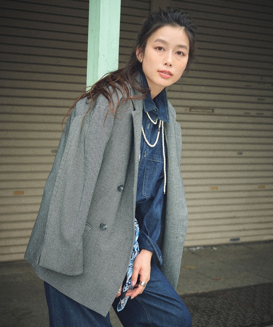 《洗える》アクティかる  ウールライクジャケットコートと《撥水》FRESH DENIM デニムシャツと《撥水》FRESH DENIM デニムワイドバギーパンツを着用している女性１