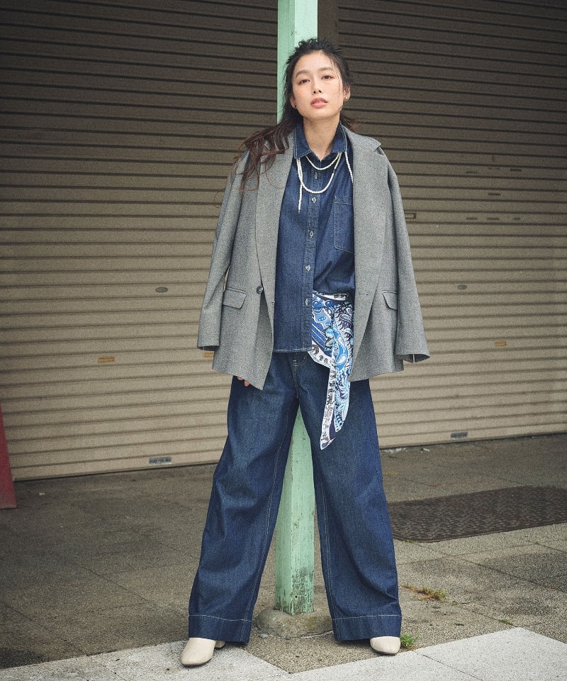 《洗える》アクティかる  ウールライクジャケットコートと《撥水》FRESH DENIM デニムシャツと《撥水》FRESH DENIM デニムワイドバギーパンツを着用している女性２