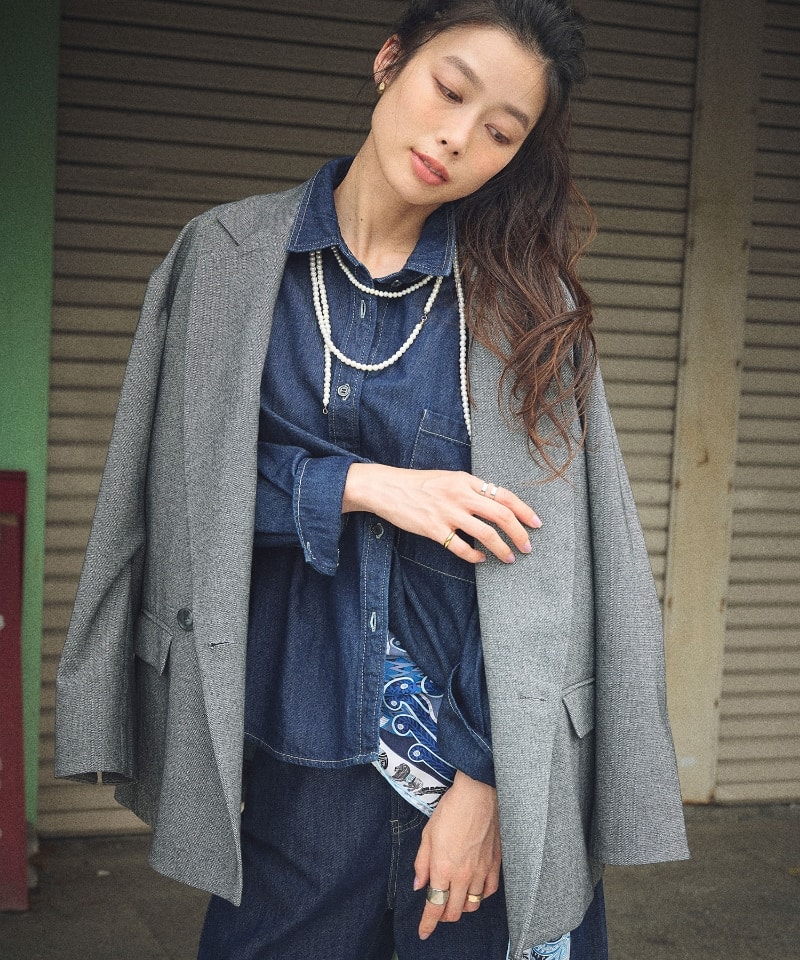 《洗える》アクティかる  ウールライクジャケットコートと《撥水》FRESH DENIM デニムシャツと《撥水》FRESH DENIM デニムワイドバギーパンツを着用している女性３