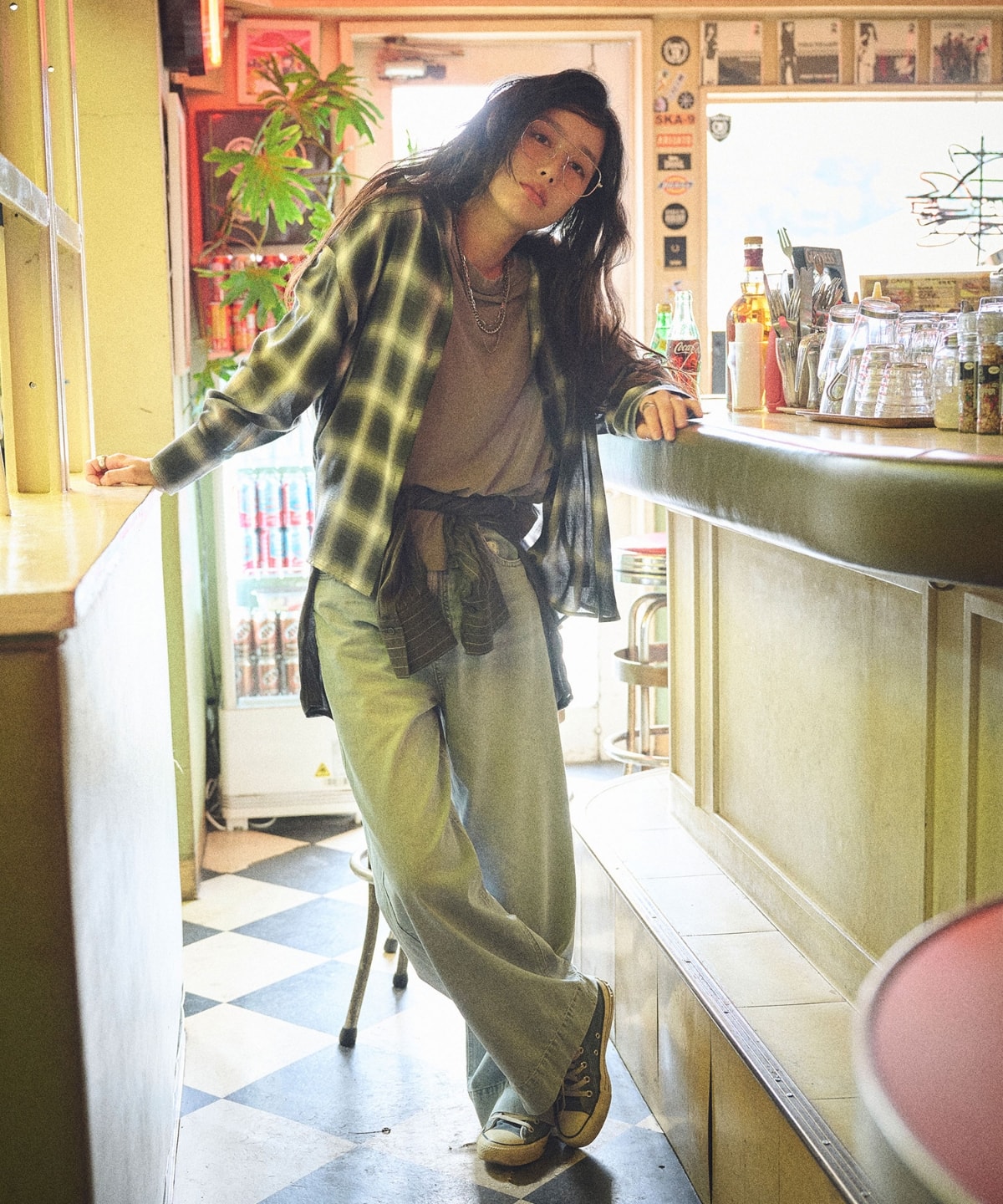 《シワになりにくい》シアービエラルーズシャツと《高通気性》エブ楽 セミシアースキンベロアTシャツと《撥水》FRESH DENIM デニムワイドバギーパンツを着用している女性１