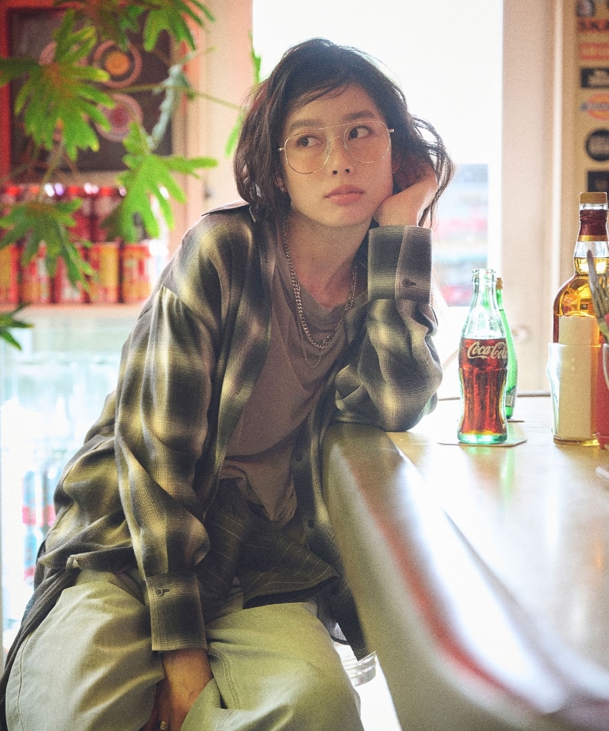 《シワになりにくい》シアービエラルーズシャツと《高通気性》エブ楽 セミシアースキンベロアTシャツと《撥水》FRESH DENIM デニムワイドバギーパンツを着用している女性２