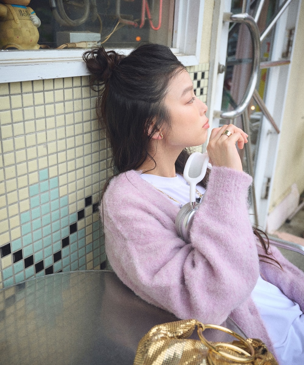 《洗える》エブ楽 ブークレシャギーVネックカーディガンと《洗える》エブ楽 ジャージーベロアサイドラインパンツを着用している女性１