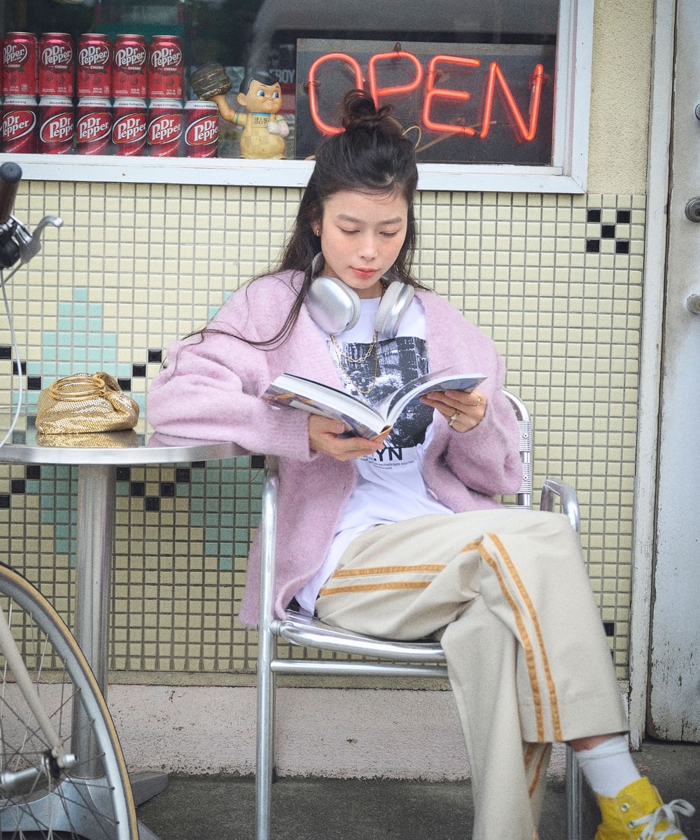 《洗える》エブ楽 ブークレシャギーVネックカーディガンと《洗える》エブ楽 ジャージーベロアサイドラインパンツを着用している女性２