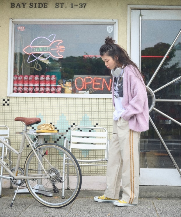 《洗える》エブ楽 ブークレシャギーVネックカーディガンと《洗える》エブ楽 ジャージーベロアサイドラインパンツを着用している女性３