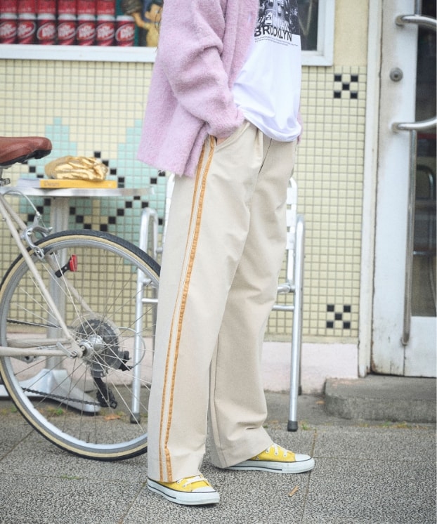 《洗える》エブ楽 ブークレシャギーVネックカーディガンと《洗える》エブ楽 ジャージーベロアサイドラインパンツを着用している女性４