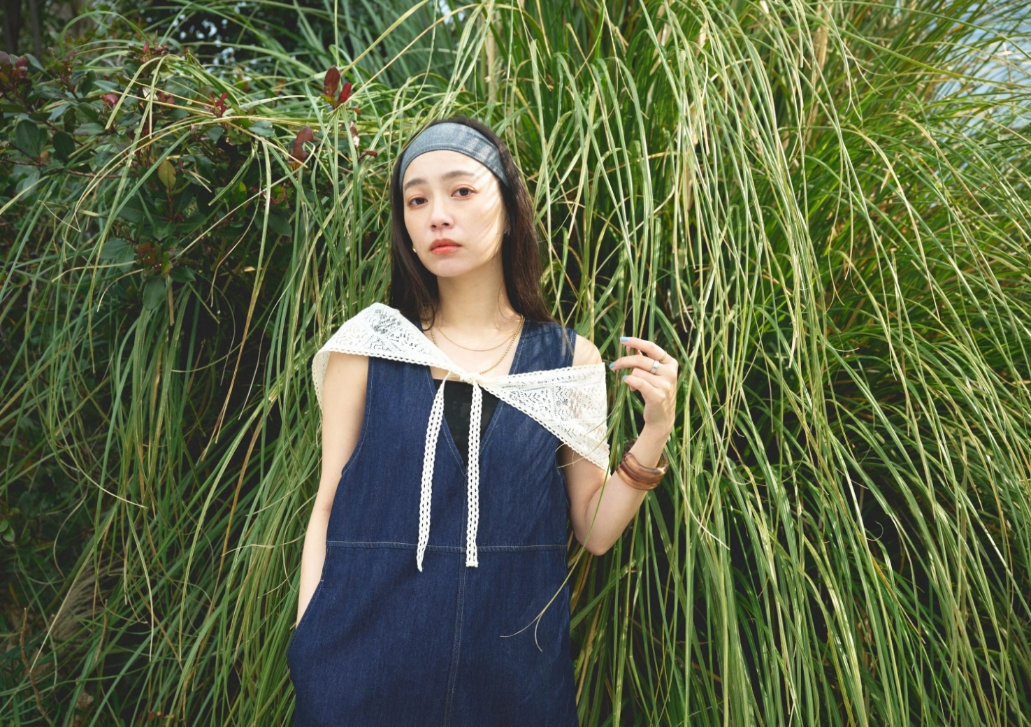 ネイビーの《撥水》FRESH DENIMデニムルーズオールインワン・ホワイトの《洗える》サマ美え レースバブーシュカを着用した女性の画像--1