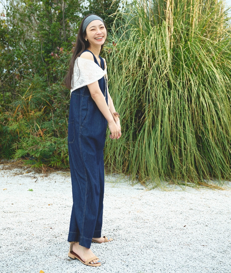 ネイビーの《撥水》FRESH DENIMデニムルーズオールインワン・ホワイトの《洗える》サマ美え レースバブーシュカを着用した女性の画像--2