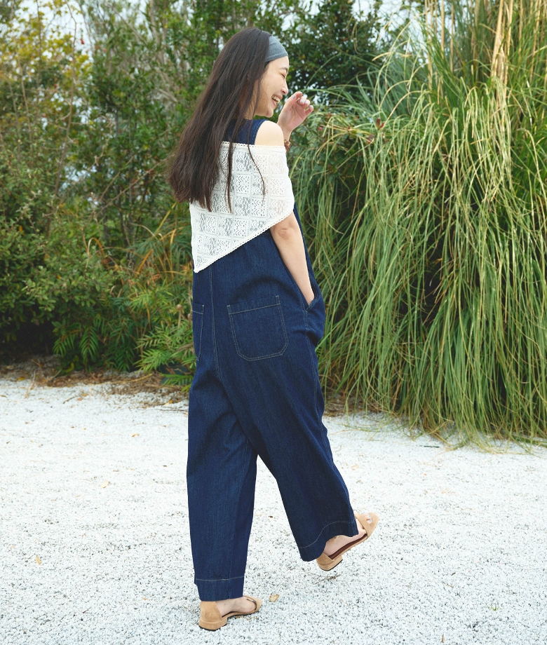 ネイビーの《撥水》FRESH DENIMデニムルーズオールインワン・ホワイトの《洗える》サマ美え レースバブーシュカを着用した女性の画像--3