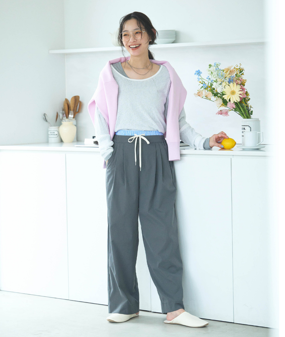 ライトグレーのエブ楽シアーロングＴシャツ・ピンクの《洗える》エブ楽スウェットライクニットプルオーバー・チャコールグレーの《吸水 速乾》エブ楽 ダブルウエストイージーワイドパンツを着用した女性の画像--2