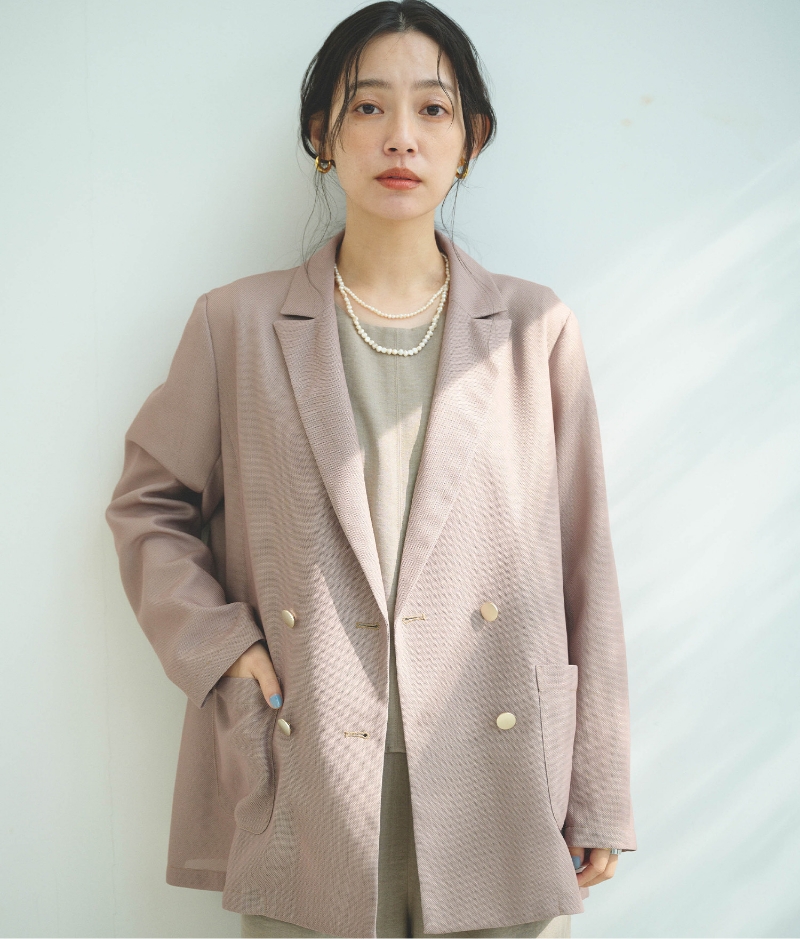 モカブラウンの《洗える》サマ美え 金釦メッシュテーラードダブルジャケット・ベージュの《防シワ》サマナチュラ リネンライクオールインワンを着用した女性の画像