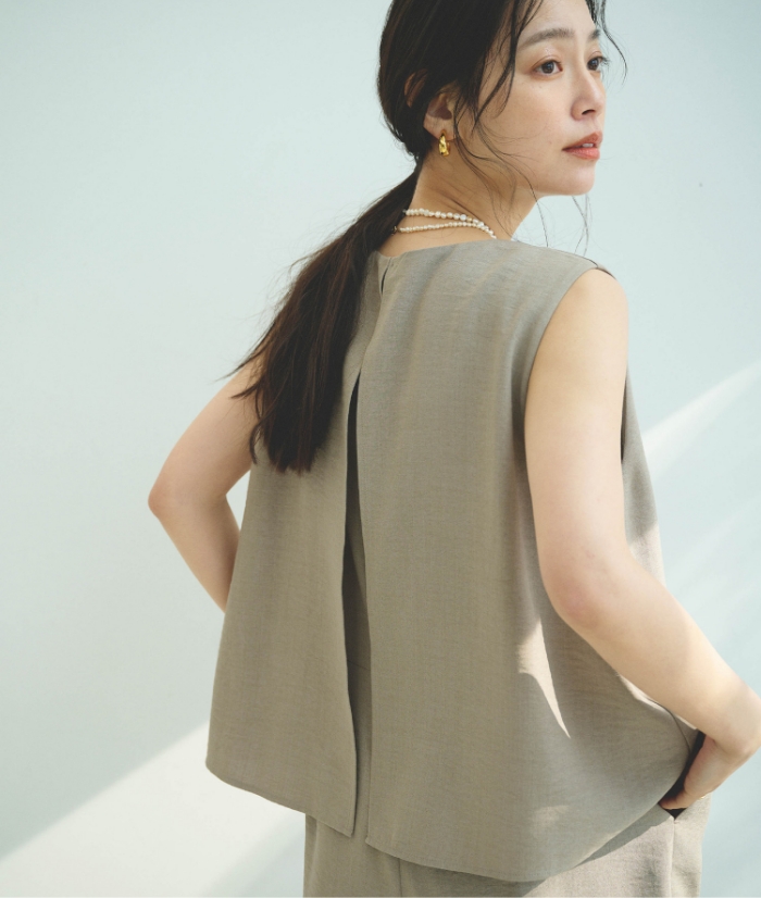 ベージュの《防シワ》サマナチュラ リネンライクオールインワンを着用した女性の画像--2