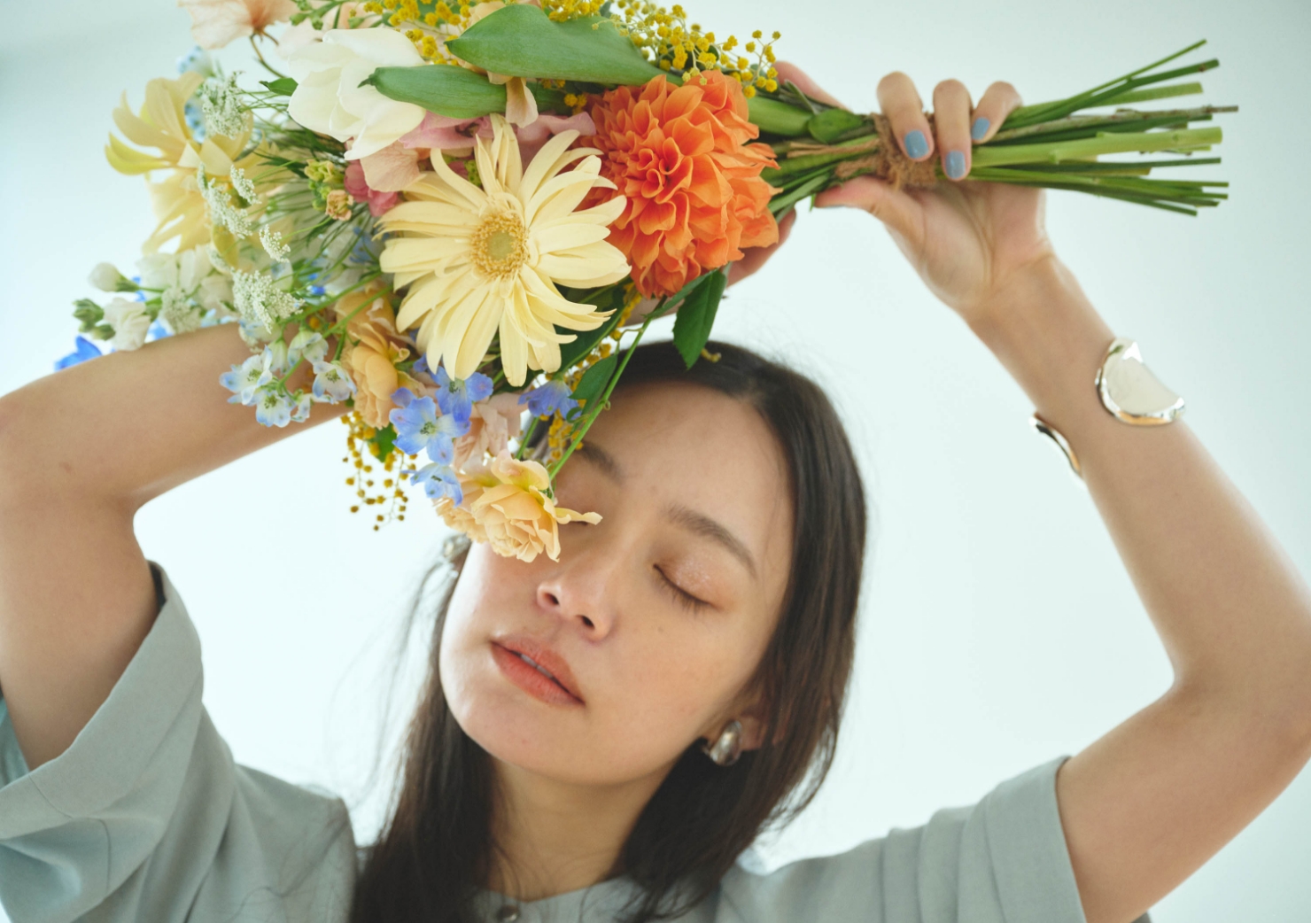 オフベージュの《シワになりにくい》サマナチュラ リネンライクバンドカラーハーフスリーブブラウスを着用した女性のアップの画像