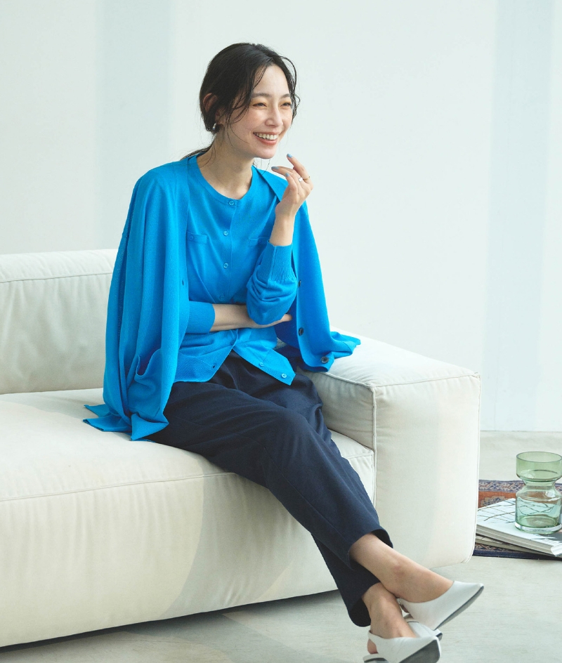 ターコイズブルーの《洗える》サマ美え フロントポケットシアーカーディガン・ネイビーの《UV/吸水速乾》エブ楽 きれいめイージーパンツを着用した女性の画像