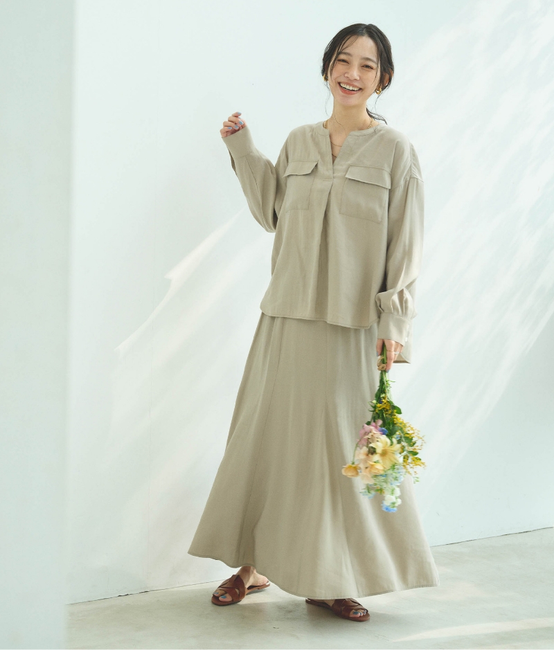 ベージュの《接触冷感》サマ美えとろみワークディテールドレープシャツ・ベージュの《接触冷感》サマ美えとろみフレアマーメードスカートを着用した女性の画像--2