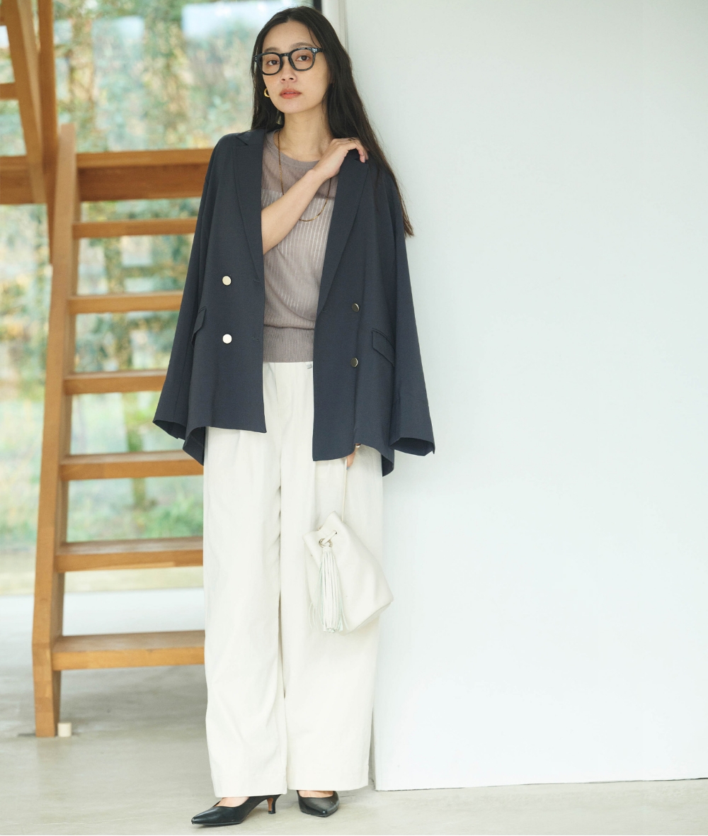 チャコールグレーの《シワになりにくい》サマナチュラ リュクス 金釦テーラードダブルジャケット・モカブラウンの《洗える》サマ美え シアーリブニットベスト・ホワイトの《吸水 速乾》エブ楽 ダブルタックイージーワイドパンツを着用した女性の画像--1