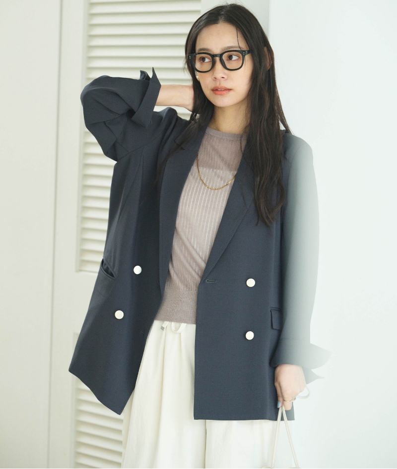 チャコールグレーの《シワになりにくい》サマナチュラ リュクス 金釦テーラードダブルジャケット・モカブラウンの《洗える》サマ美え シアーリブニットベスト・ホワイトの《吸水 速乾》エブ楽 ダブルタックイージーワイドパンツを着用した女性の画像--2