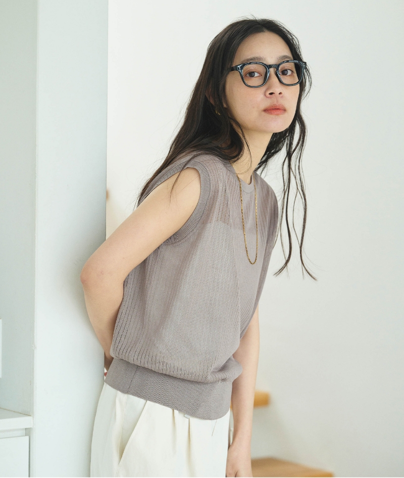 モカブラウンの《洗える》サマ美え シアーリブニットベスト・ホワイトの《吸水 速乾》エブ楽 ダブルタックイージーワイドパンツを着用した女性の画像