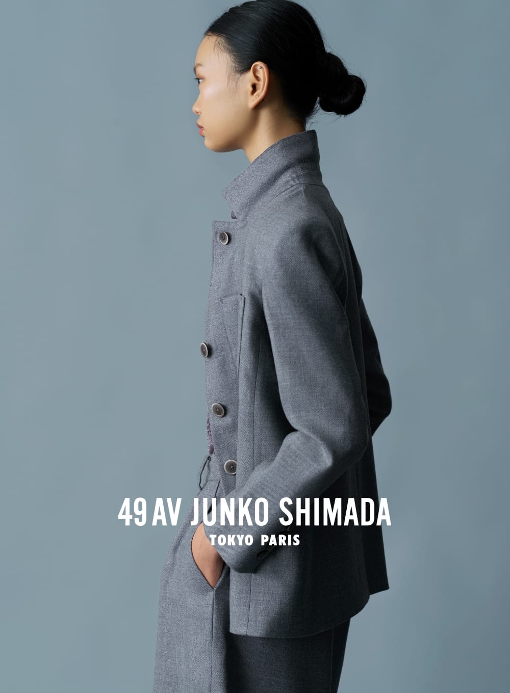 2023 AUTUMN WINTER COLLECTION　ジャケットとプルオーバーとパンツを着用した女性の写真