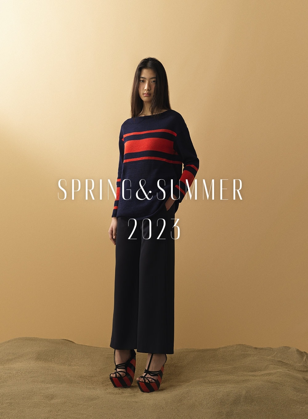 2023 SPRING&SUMMER COLLECTION　プルオーバーとパンツを着用した女性の写真