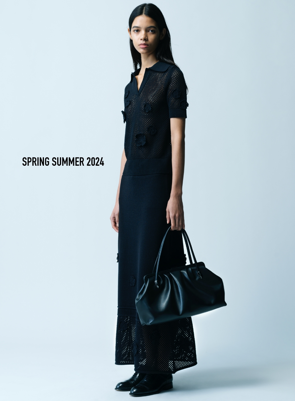 SPRING SUMMER 2024　プルオーバー,スカート,バッグを着用した女性の写真