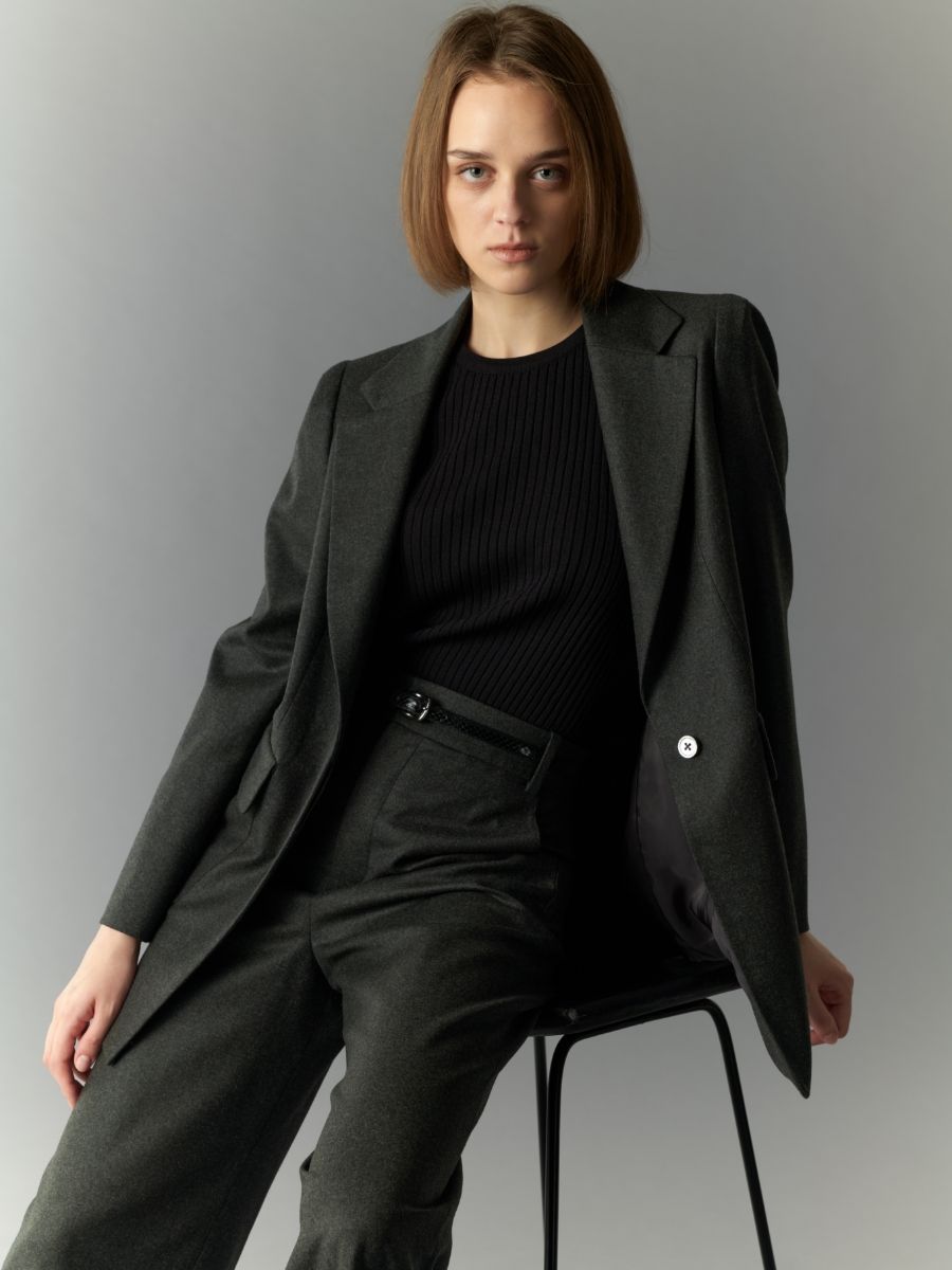49AV JUNKO SHIMADA 2025AWの服を着用しているモデル画像02