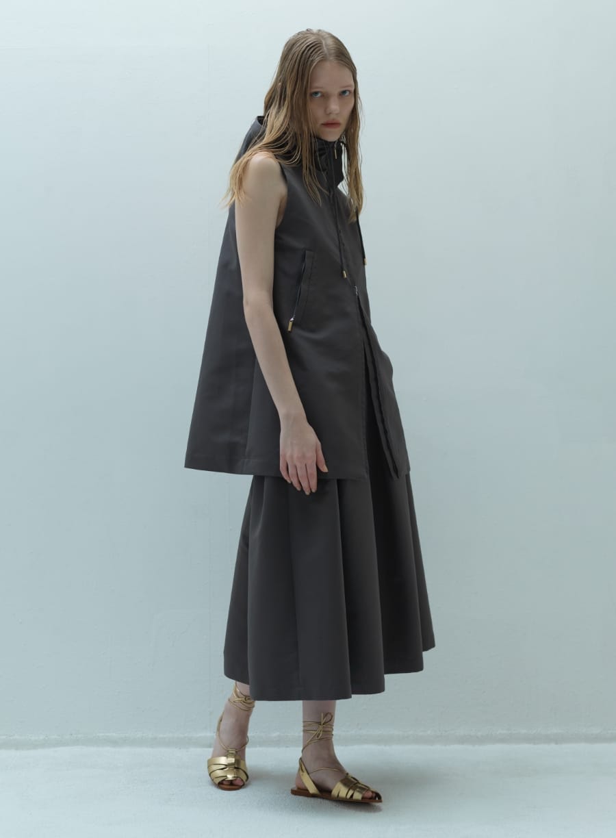 JacketとSkirtを着用した女性の写真