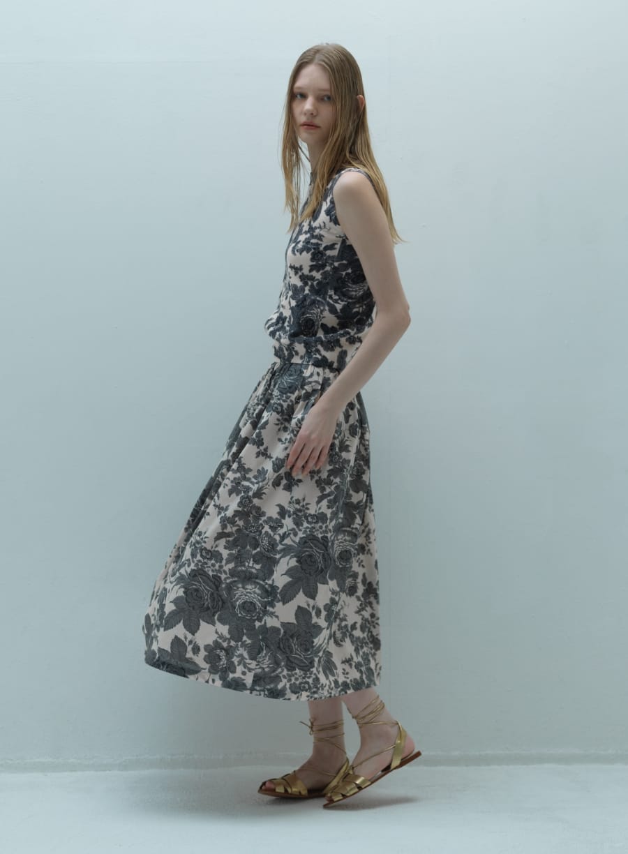 PulloverとSkirtを着用した女性の写真