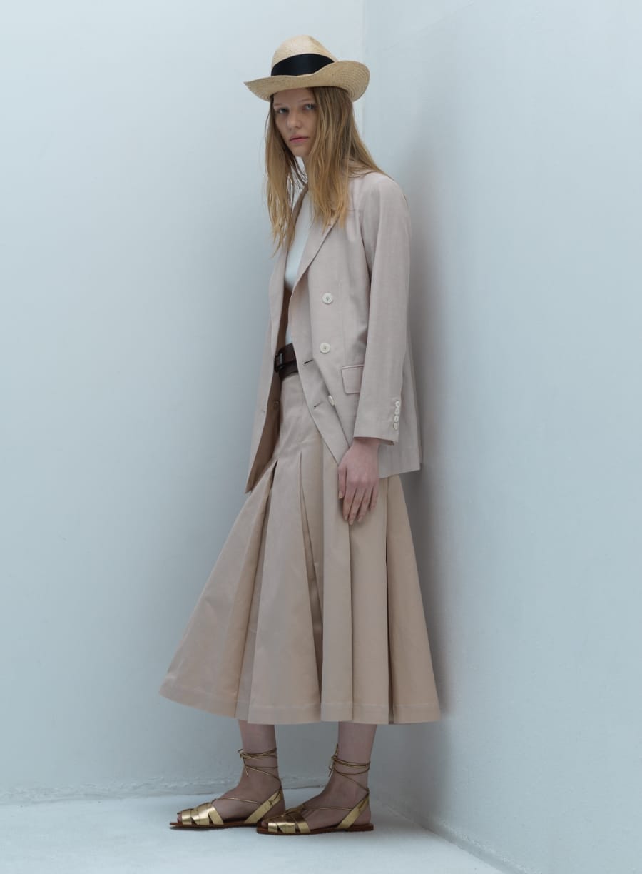 JacketとPulloverとSkirtとBeltを着用した女性の写真