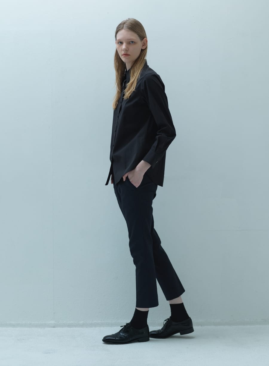 BlouseとPantsを着用した女性の写真