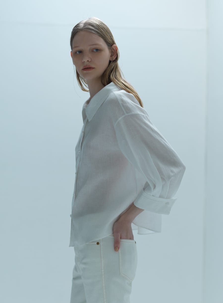 ShirtとPantsを着用した女性の写真