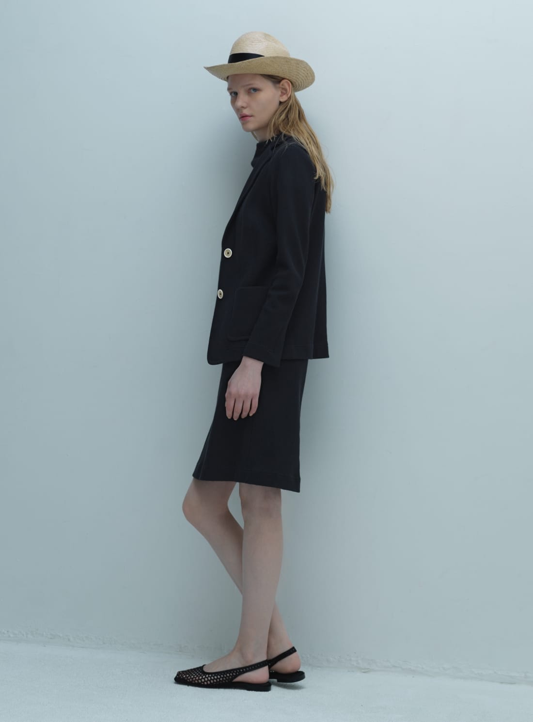 JacketとDressを着用した女性の写真