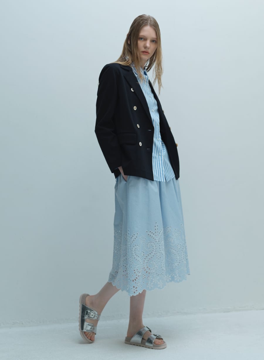 JacketとShirtとSkirtを着用した女性の写真