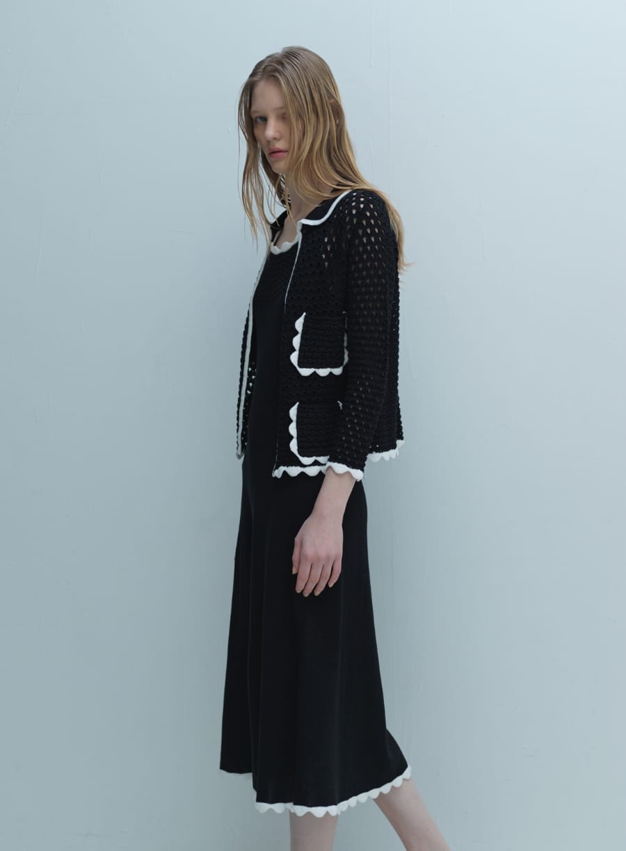 JacketとDressを着用した女性の写真