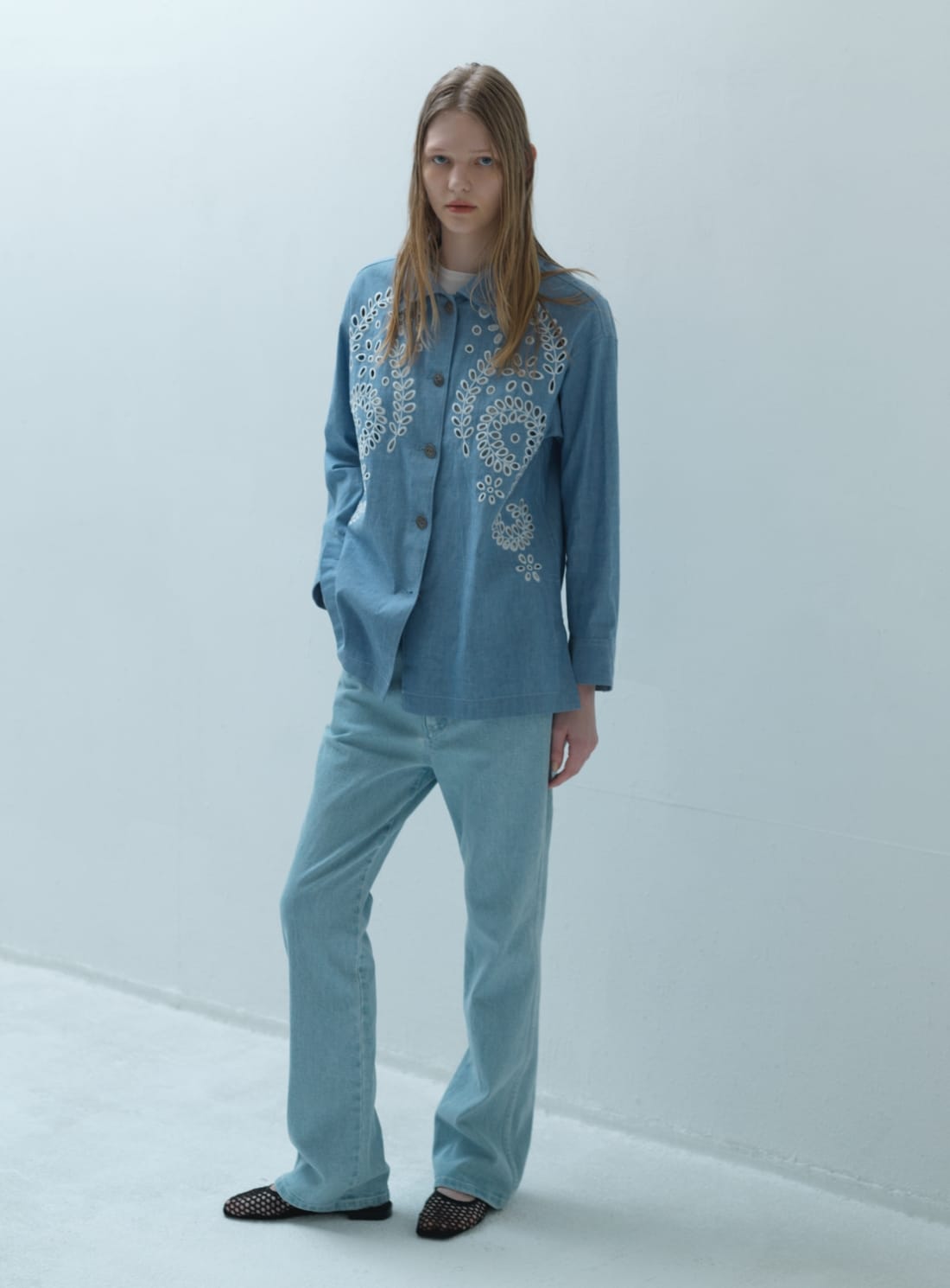 ShirtとPulloverとPantsを着用した女性の写真