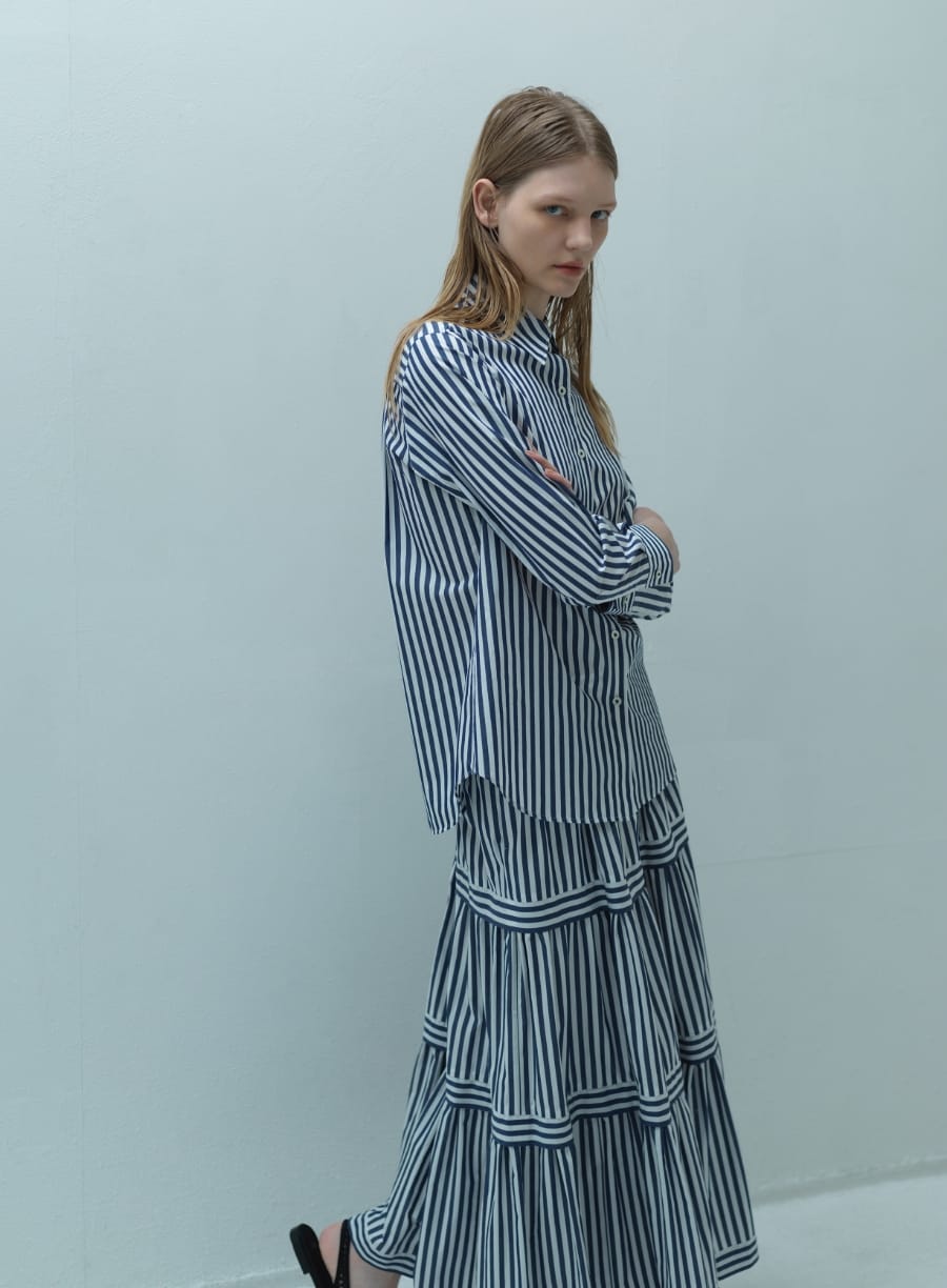 ShirtとSkirtを着用した女性の写真