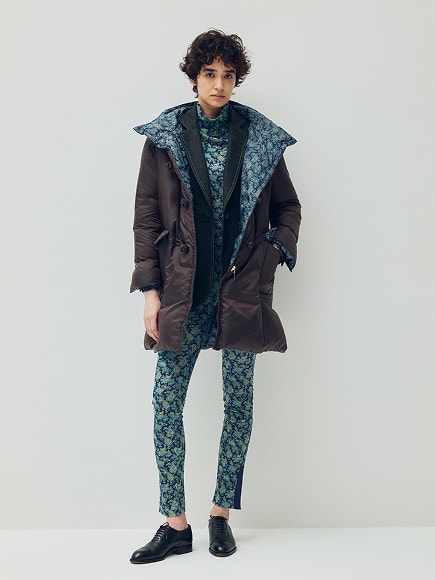 花柄シャツにブラウンのフーデッドベスト
