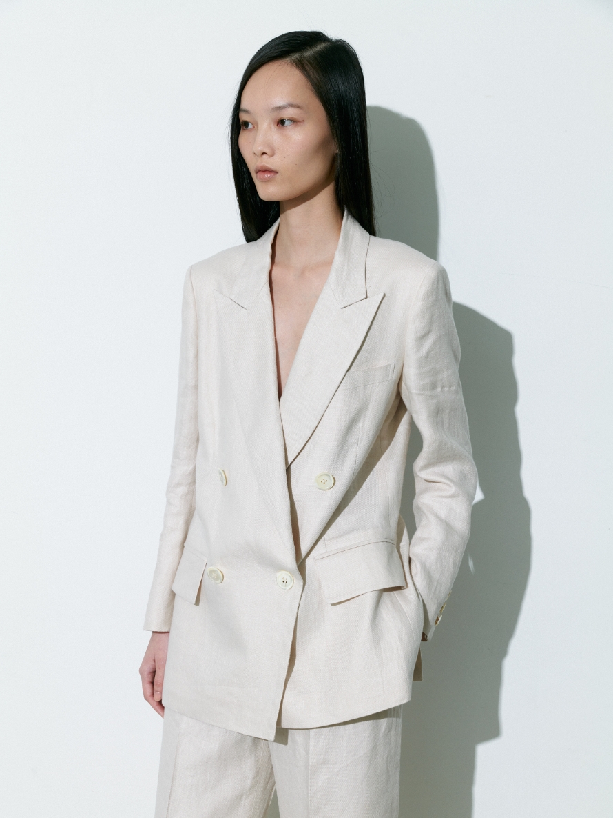 白色のJacket、Pantsを着用している女性の画像01