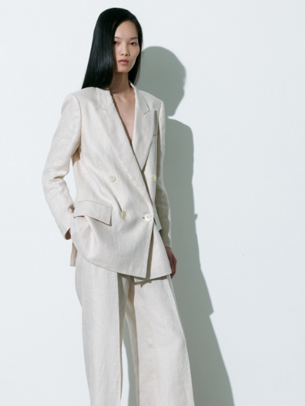 白色のJacket、Pantsを着用している女性の画像02