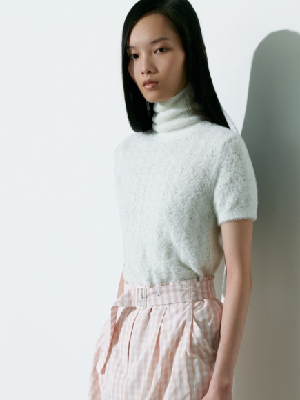 白色のPulloverとピンク色のSkirtを着用している女性の画像01