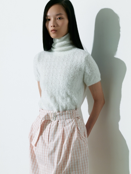 白色のPulloverとピンク色のSkirtを着用している女性の画像02