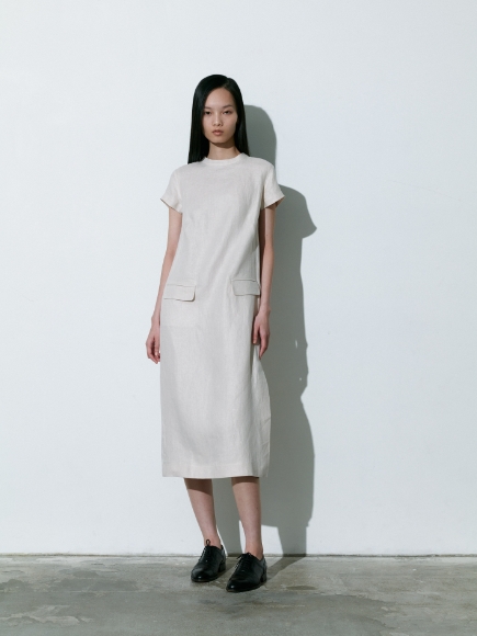 白色のドレスを着用している女性の画像