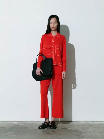 赤色のCardigan、Pantsと黒色のBagを着用している女性の画像