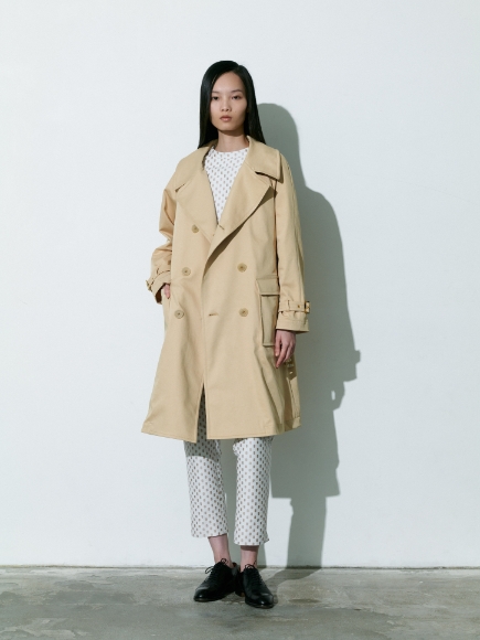 ベージュ色のCoat、Pantsと白色のBlouseを着用してる女性の画像